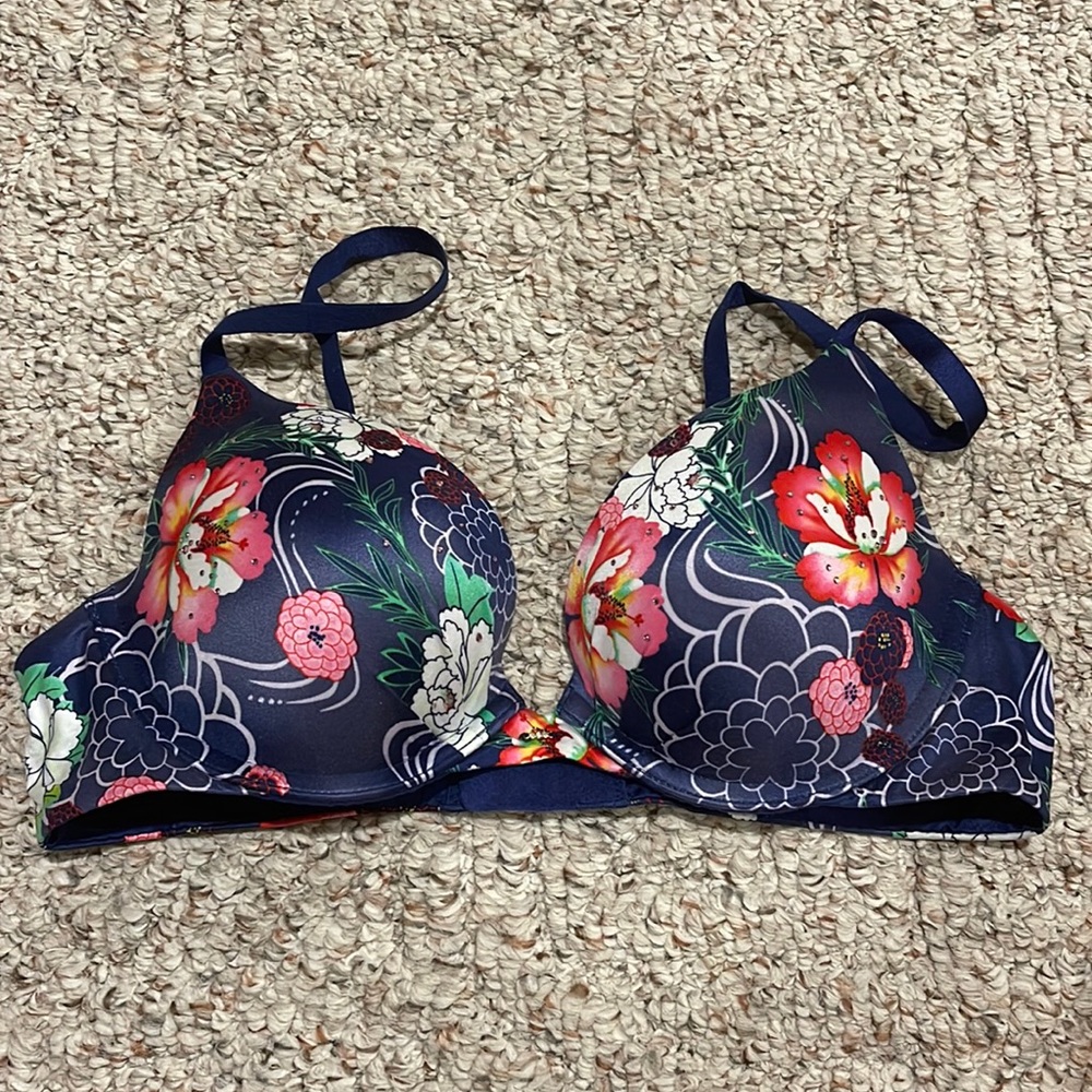 Victoria’s Secret push up plunge bra. Size: 36B.